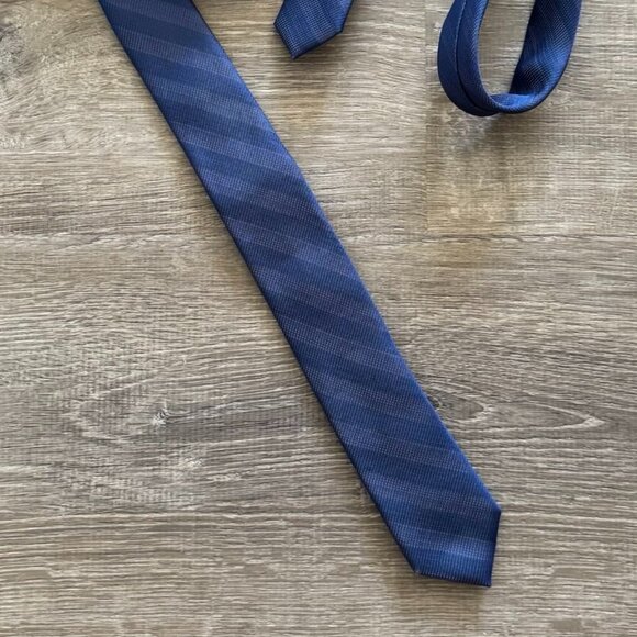 Calvin Klein Silk Extreme Slim Blue Striped Tie - Picture 3 of 6